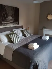 Open Plan 3 Bedroom House Garden and Outdoor Seating Driveway Parking Short Drive to City Centre - Image 3