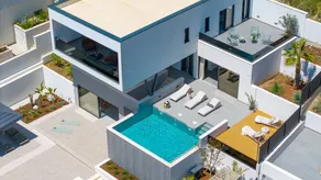 Villa with barbecue, garden & fast internet | City view - Image 2