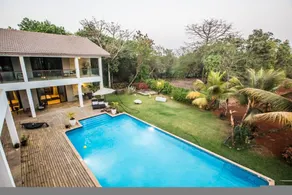 Apartment with garden & pool - Image 2