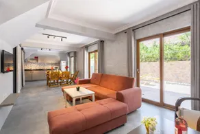 Ample villa with private pool | City view - Image 5