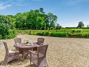 Cottage with garden - Image 2