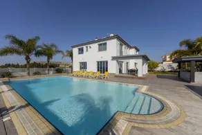 Villa with private pool - Image 4