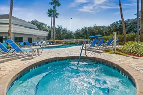 Appartement entièrement équipé avec jardin, piscine et barbecue | Vue ville - Image 4