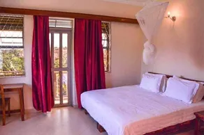 Flat with pool, garden & barbeque | City view - Image 4