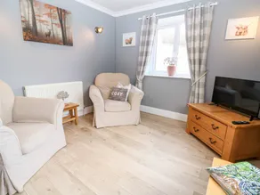 Child-friendly cottage with garden - Image 3
