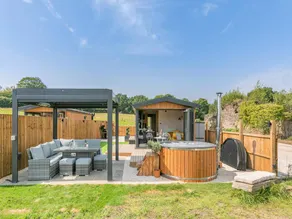 Flat with sauna, garden & hot tub - Image 2