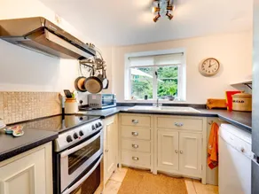 Cottage with garden - Image 4