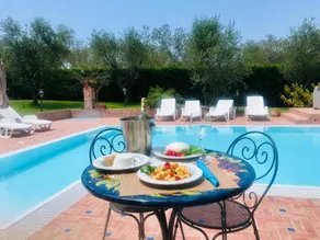 Chambre chez l'habitant avec jardin et piscine | Vue piscine - Image 4