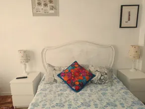 Acogedora habitación con Balcón y Vistas a la Ciudad - Image 3
