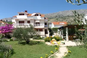 Apartment with garden & barbeque | Beach view - Image 3
