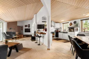 Holiday home with garden, terrace & jacuzzi - Image 5