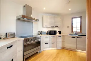 Elegant Treehouse Hideaway with Hot Tub and Pizza Oven near the South Coast, Hampshire - Image 3