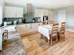 Child-friendly cottage with garden & BBQ | River view | Dogs allowed - Image 3