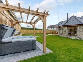 Cottage with barbeque, jacuzzi & garden - Image 4