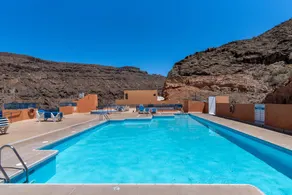 Modern apartment with shared pool - Image 5