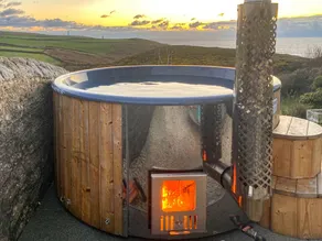 Cottage with jacuzzi & garden | Water view - Image 2