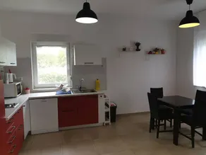 Fully equipped holiday home with garden, hot tub & barbeque | Sea view - Image 3