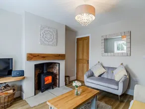 Family-friendly cottage with jacuzzi, garden & BBQ | River view | Pet-friendly - Image 3