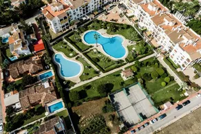 Merveilleux appartement de vacances entièrement équipé avec terrasse, internet haut débit et piscine | Vue plage | À côté de la plage - Image 3