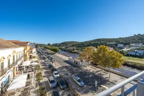 Appartement de vacances convivial et familial avec terrasse, internet haut débit et piscine | Vue ville | Parfait pour le travail à distance - Image 2