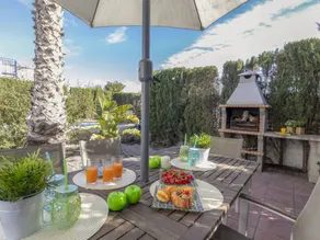 Holiday home with terrace, garden & barbecue - Image 2