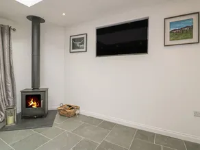 Cottage with hot tub & garden - Image 4