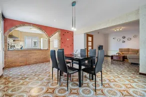 Appartement de vacances avec internet haut débit, terrasse et piscine | Vue ville - Image 4