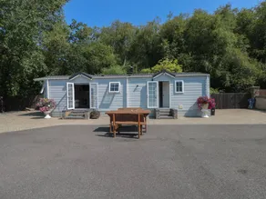 Cottage with garden - Image 2