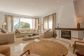 Fully equipped holiday home with garden & terrace - Image 3