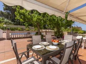 Maison de vacances conviviale et familiale avec terrasse, jacuzzi et piscine privée - Image 2