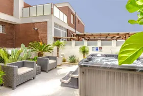 Villa with pool, garden & terrace - Image 2