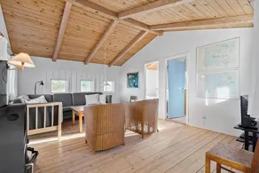 Holiday home with BBQ & terrace - Image 4