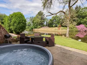 Family-friendly nice cottage with barbecue, jacuzzi & garden - Image 2
