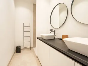 Beautifully decorated apartment in authentic town house near the beach - Image 5