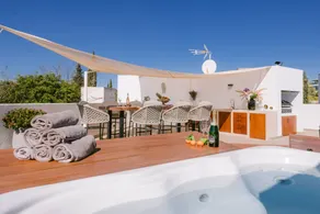 Maison avec piscine privée, jardin et terrasse - Image 4