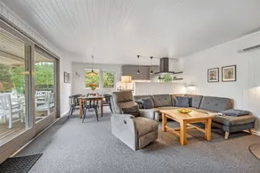Pleasant house with terrace - Image 3