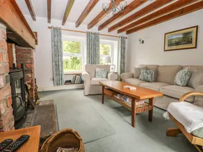 Family-oriented cottage with garden - Image 5