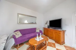 Apartment with terrace - Image 2