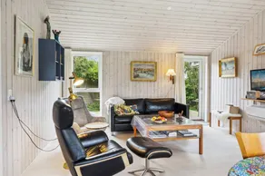 Charming house with terrace & garden - Image 3