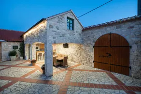 Villa with garden, BBQ & private pool - Image 4