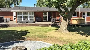 Holiday home with hot tub, barbeque & sauna | Next to the beach | Pet-friendly - Image 2