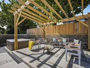 Cottage with hot tub, garden & barbeque - Image 2