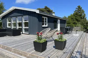 Holiday home with barbecue & terrace | Beach nearby - Image 2