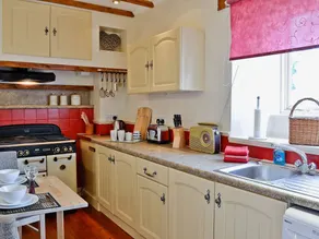 Cottage with terrace & garden - Image 3