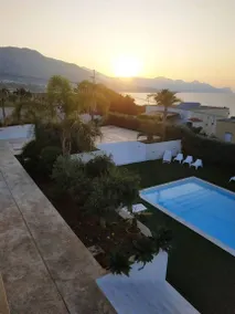 Appartement de vacances avec barbecue, piscine et jardin | Vue mer - Image 2
