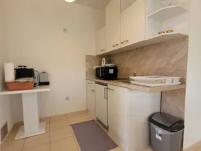 Flat with garden & terrace - Image 4