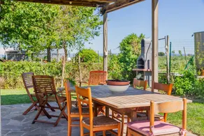 Apartment with pool, garden & BBQ | Garden view - Image 5