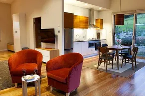 Upscale Mountainside Cottage Perfect for Honeymooners near Sydney, Australia - Image 3