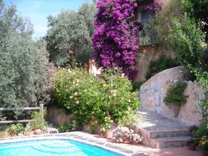 Holiday home with garden & pool - Image 2