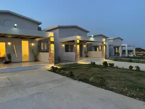 Villa with terrace & garden | City view - Image 2